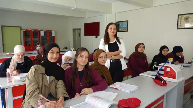 Yapay zeka destekli videolarla kimya dersinin öğrenimini kolaylaştırıyor