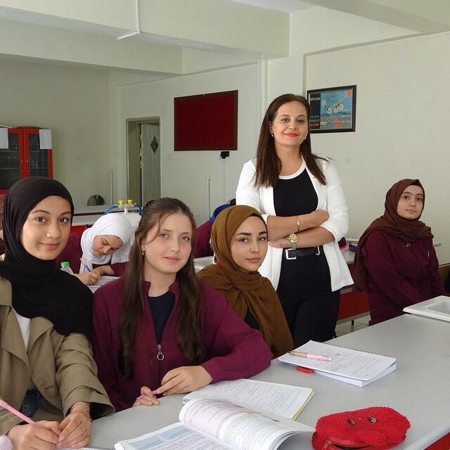 Yapay zeka destekli videolarla kimya dersinin öğrenimini kolaylaştırıyor