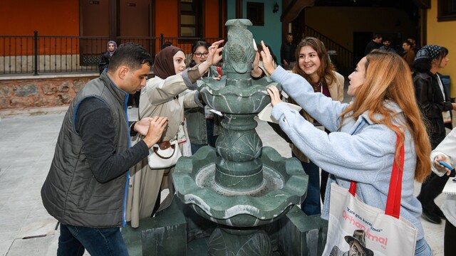 Osmangazi'de gençler tarihin izini sürdü
Bursa'nın tarihi genç kaşiflerle canlandı
Gençler Bursa'nın tarihi dokusunu adım adım keşfetti