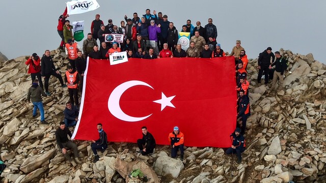 Bingöl'de Cumhuriyet Bayramı etkinlikleri kapsamında Sülbüs Dağı'na zirve tırmanışı
