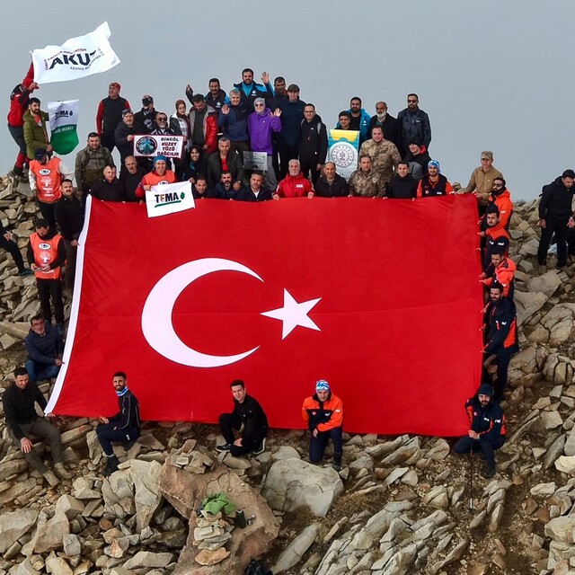 Bingöl'de Cumhuriyet Bayramı etkinlikleri kapsamında Sülbüs Dağı'na zirve t...