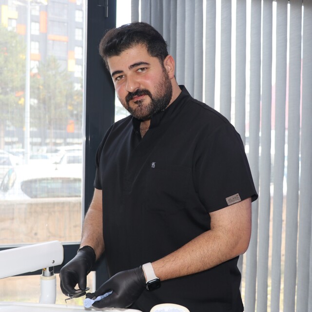 Fotoğraf çektirmek isteyenler hastası oluyor, Sivas'ta bir diş hekimi Eypio...