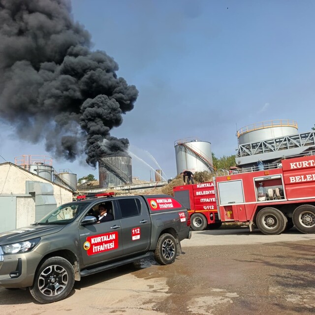 Siirt'te petrol sahasında yangın: Söndürme çalışmalarına TOMA da katıldı