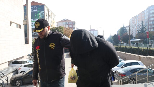 Eskişehir merkezli 5 ildeki fuhuş operasyonunda yakalanan 17 şüpheli adliyeye sevk edildi
Operasyonda 19 mağdur kadın kurtarılırken, yabancı uyruklu kadınlar sınır dışı edilmek üzere ilgili birimlere teslim edildi