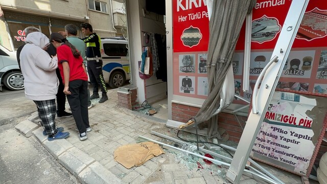 Yolcu minibüsü ile çarpışan ticari taksi terzi dükkanına girdi