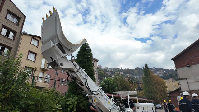 500 bin dolara ithal edilen maden makinesini Zonguldak'ta 200 bin dolara geliştirdiler
TTK ile BEUN iş birliğinde üretilen yerli yükleyici tanıtıldı
TTK Genel Müdürü Muharrem Kiraz: "Hedefimiz katma değeri yüksek, yurt dışından dövizle aldığımız makineleri üretmek"