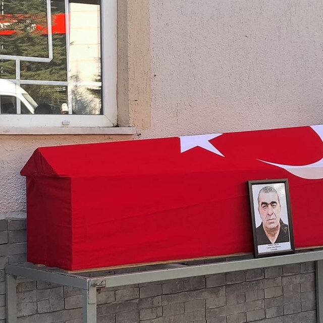 Artvin'de hayatını kaybeden emekli özel harekat polisinin cenazesi toprağa...