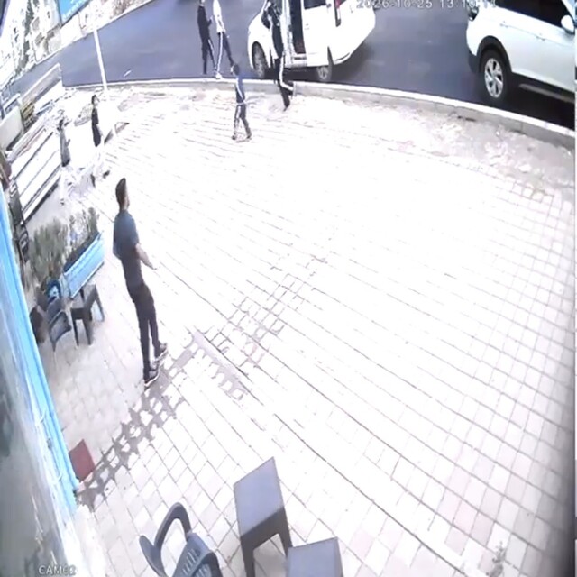 Mardin'de otomobilin çocuğa çarpma anı kamerada