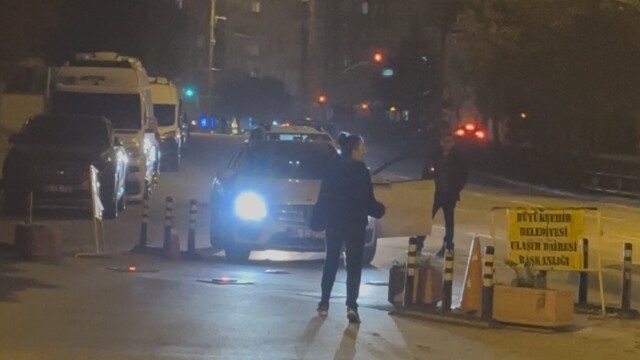 Kadın sürücü trafikte tartıştığı motosikletlinin üzerine yürüdü
Eskişehir'de kask kamerasına yansıyan yol verme kavgası emniyette bitti
Motosiklet sürücüsü E.S.:
"Darp edilmekten değil, trafikte can güvenliğimizin olmamasından korkuyoruz"