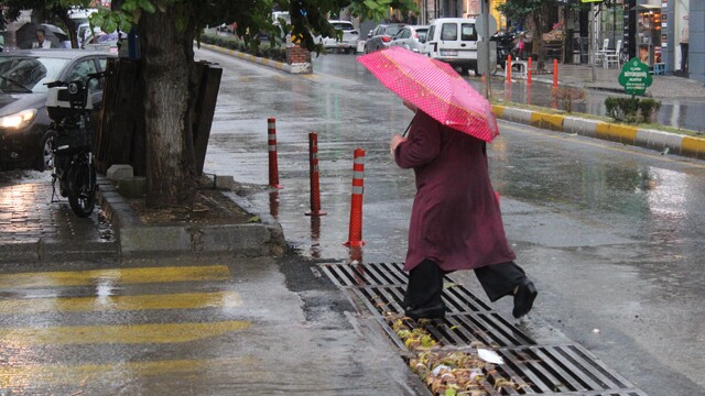 Aydın'da sağanak yağış başladı
