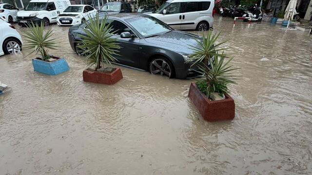 Çeşme'de şiddetli yağış hayatı olumsuz etkiledi