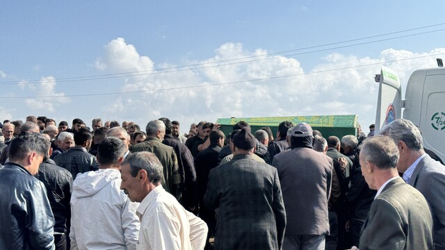 Ağrı'daki trafik kazasında ölen 4 kişinin cenazeleri yan yana defnedildi