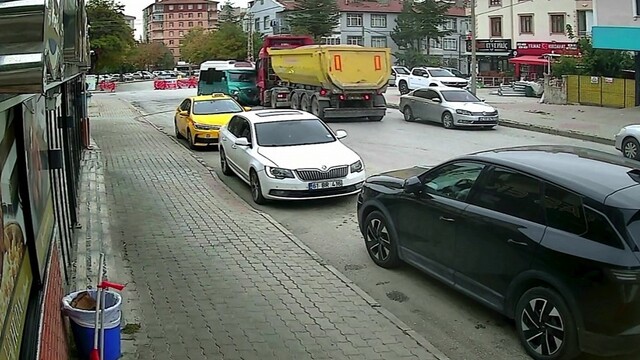 Hafriyat yüklü kamyon ile minibüs çarpıştı: 10 yaralı