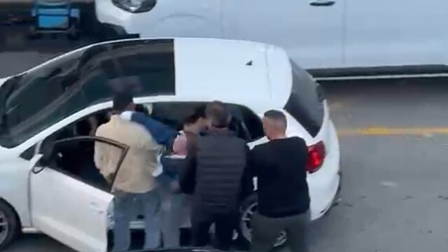 Dövüş antrenörü olduğunu söyleyen kadının yumruklu saldırısı kamerada