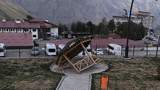 Hakkari'de yeni yapılan kamelyaya zarar verdiler