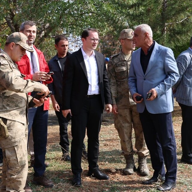 Kurtalan Kaymakamı Başara, yangın çıkan petrol kampında incelemelerde bulun...