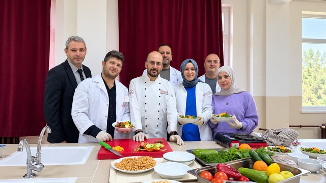 Ladik'te öğretmenler sağlıklı beslenmeyi mutfakta öğrendi