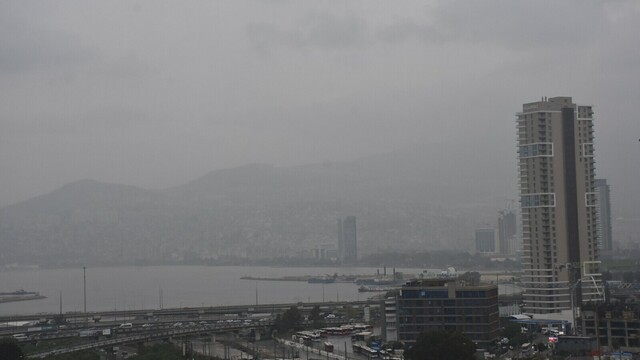 İzmir'i sis bulutu kapladı