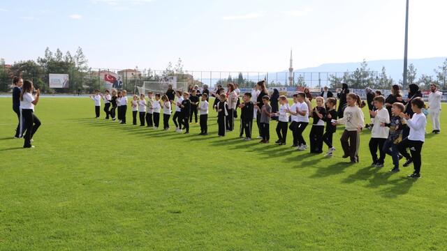 Öğrenciler ve aileler spor yapıp, geleneksel oyunlar oynadı