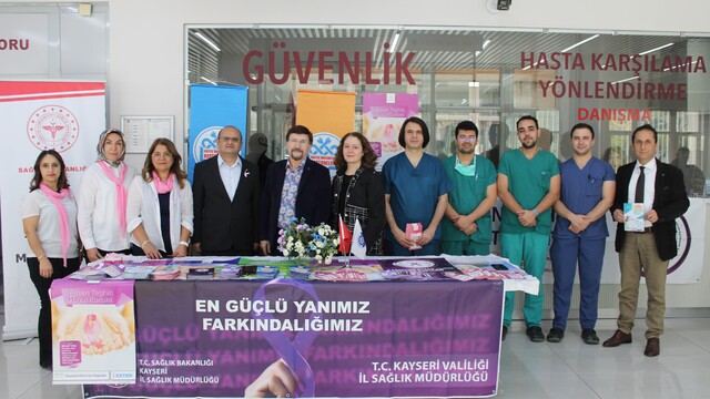Prof. Dr. Abdullah Bahadır Öz: "Erken tanı önemli, erken tanı hayat kurtarır"
ERÜ'de hastalar meme kanseri hakkında bilgilendirildi