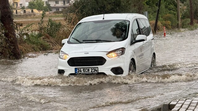 İncirliova'da yağış etkili oldu, yollar göle döndü