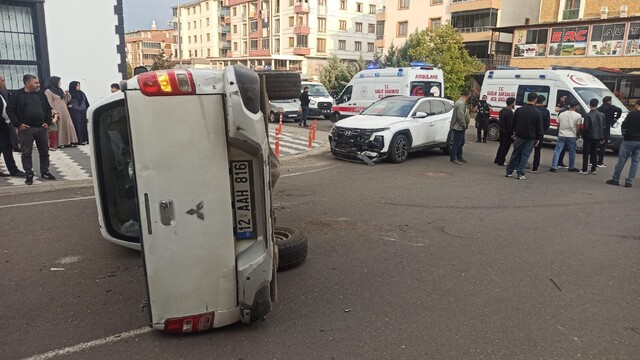 Bingöl'de pikap ve otomobilin çarpıştığı kazada 2 kişi yaralandı