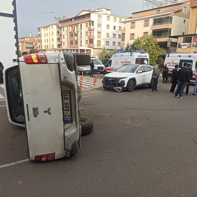Bingöl'de pikap ve otomobilin çarpıştığı kazada 2 kişi yaralandı