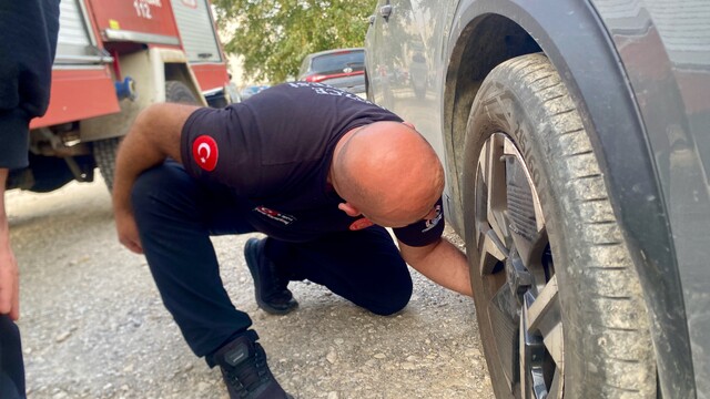 Düzce'de otomobilin motoruna sıkışan yavru kediyi itfaiye kurtardı