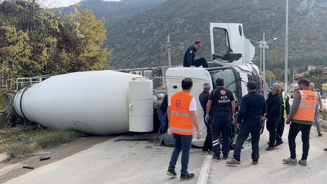 Freni boşalan beton mikseri otomobile çarpıp devrildi: 3 kişinin yaralandığı kaza kamerada