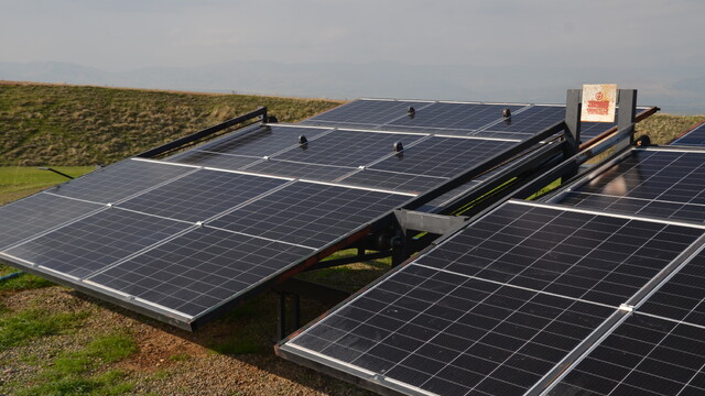 Muşlu çiftçi hibe desteğiyle tarlasına taşınabilir güneş enerjili sulama sistemi kurdu