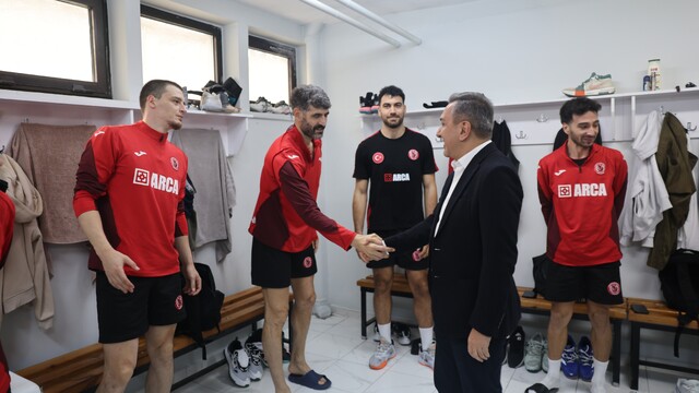 Başkan Dere'den maç öncesi Sungurlu Belediyespor ile Galatasaray Madeş Mobilya takımlarına ziyaret