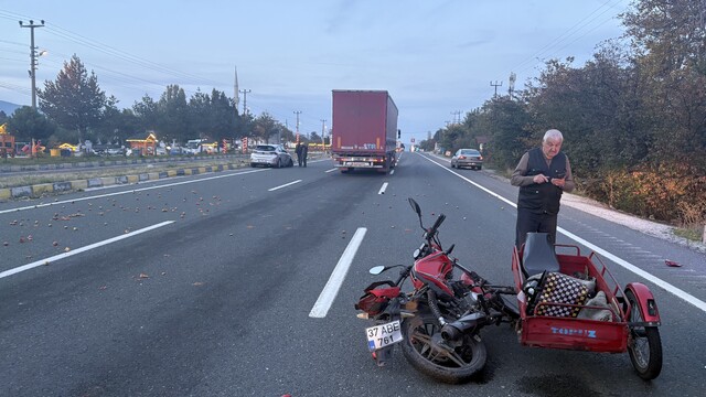 Kastamonu'da otomobil ile üç sepetli motosiklet çarpıştı: 1 yaralı