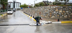 Kuşadası’nda mazgallar taşkınlara karşı temizlendi