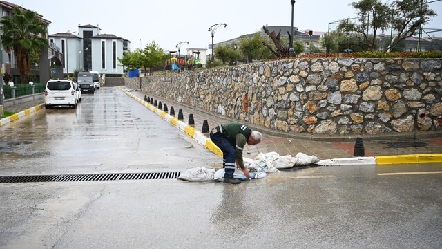 Kuşadası'nda mazgallar taşkınlara karşı temizlendi