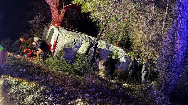 Minibüs şarampole devrildi: 15 yaralı