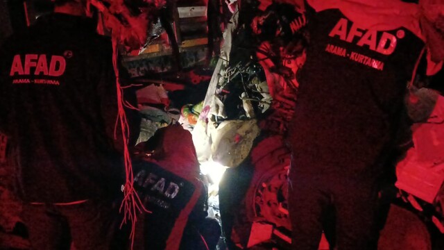 Elazığ'da 3 tırın karıştığı zincirleme kazada 1 kişi öldü, 1 kişi yaralandı