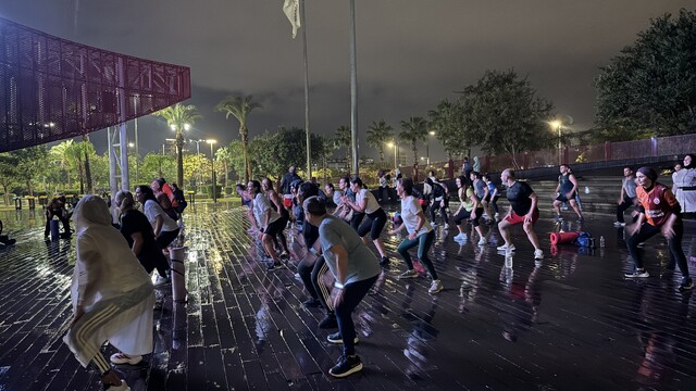 Antalya'da sporseverler sağanağa rağmen antrenmana devam etti