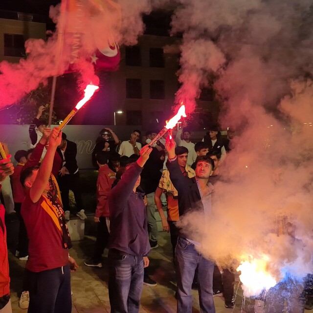 Adıyaman'da Galatasaray taraftarları derbi galibiyetini kutladı