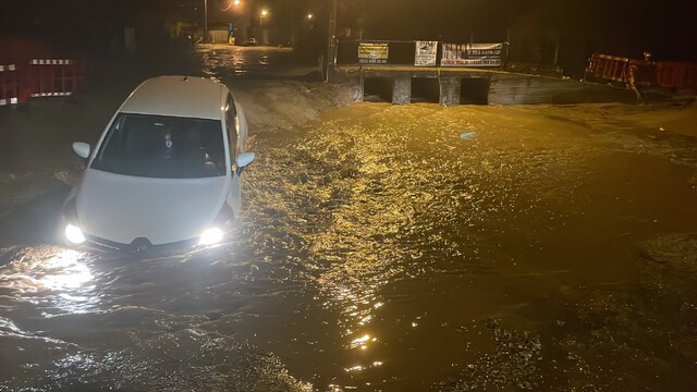 Muğla'da yağış nedeniyle yol çöktü, çukura düşen araç yolda mahsur kaldı