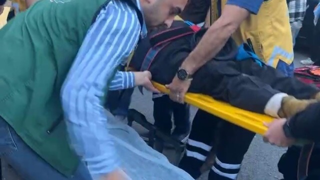 Erzincan'da motosiklet yayaya çarpma anı güvenlik kamerasına yansıdı: 2 ağır yaralı