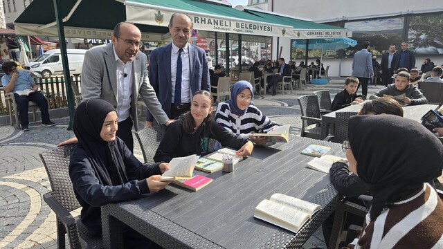 Başkan ve öğrencilerden kitap okuma seferberliği