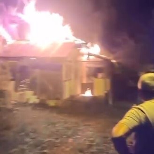 Borçka'da gece çıkan yangında ev kullanılamaz hale geldi