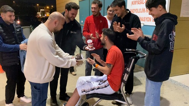 Kaza geçirdi, hastanede doğum günü pastası kesti
