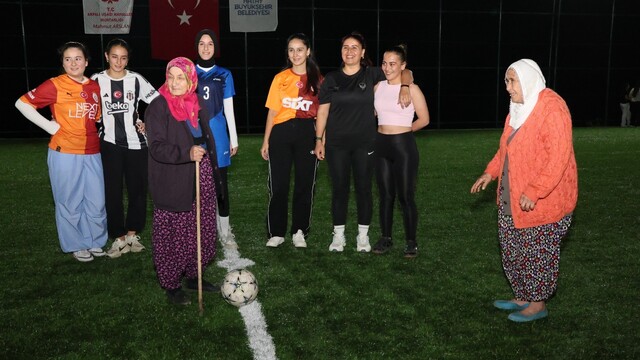 Başlama vuruşunu bastonlu teyzelerin yaptığı halı saha maçında kadınlar kıyasıya mücadele etti