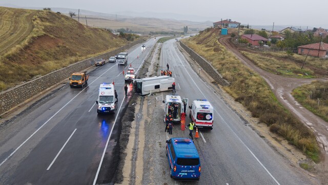 Kırıkkale'de işçi servisi devrildi: 1'i ağır 15 yaralı