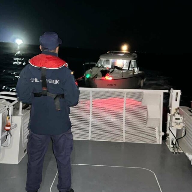Didim açıklarında sürüklenen teknedeki 3 kişi kurtarıldı