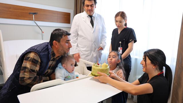 Kahramanmaraş'ta kalbi duran 2 yaşındaki çocuk, 1,5 ay sonra sağlığına kavuştu
Minik Ahmet, doğum günü kutlanarak taburcu edildi
