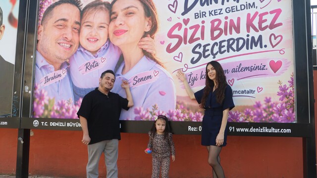 Eşine ve kızına sevgisini billboardlara taşıdı