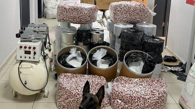 Mersin'de 1 ton 100 kilo katkı ile 100 kilo sentetik ecza maddesi ele geçirildi