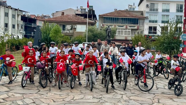 Bozdoğan'da çocuklar 'Cumhuriyet' için pedalladı